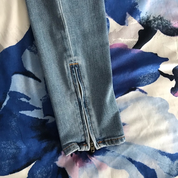 ❌ SOLD - AE Lightwash Ripped Jeans - Picture 5 of 5